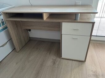 Písací stolik a kancelárske kreslo.