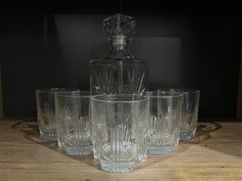 Karafa a poháriky na Whisky
