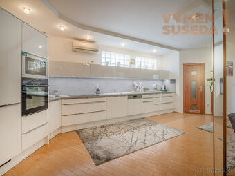 VYMEŇ SUSEDA – Na predaj výnimočný rodinný dom s bazénom, s