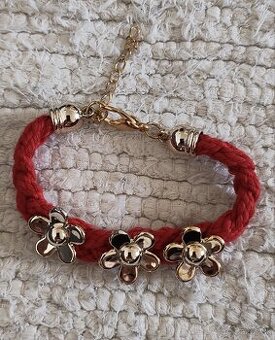 Červený náramok s kvietkami
