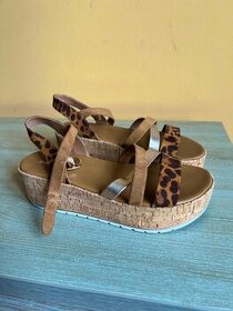Krásne leo sandále