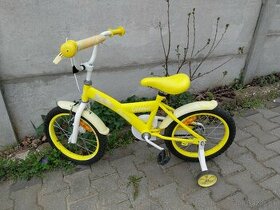 Detsky bicykel s pomocnými kolieskami