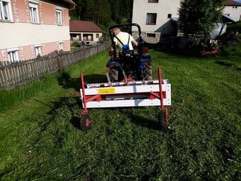 Pásova hrabačka za malotraktor.