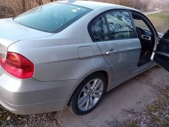 Rozpredam bmw e90 320d na diely - 1