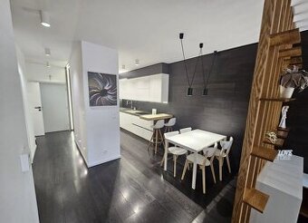 Na prenájom 2,5izbový byt s terasou a parkingom 900,- Eur