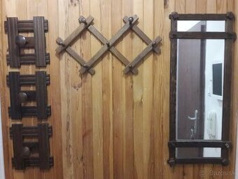 Retro vešiaky a zrkadlo