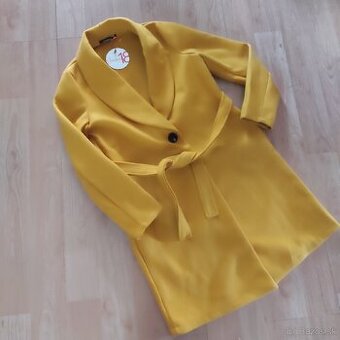 Žlto horcicovy kabát s opaskom