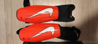 Futbalové chrániče Nike – veľmi zachovalé, bez poškodenia