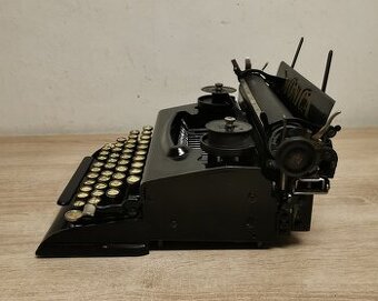 Starožitný písací stroj MONICA z roku 1927 - pre zberateľov