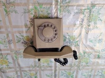 retro telefón Tesla