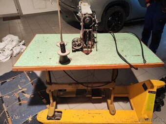 Uzavierkovačka šijací stroj