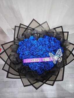 💙 Kytica 29 modrých ruží v tvare srdca 💙