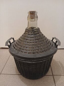 Skleneny demižón v čiernom plastovom obale