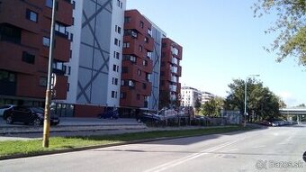 Prenájom vnútorné parkovacie státie Lužná u.17 Petržalka