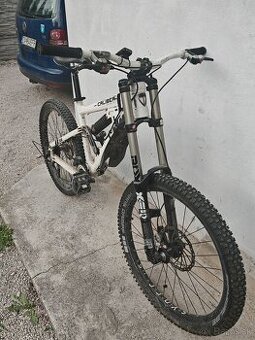 Zjazdový bicykel