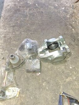 Predám brzdové strmene a platničky na ford cortina mk5
