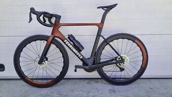 Celokarbonový cestný bicykel