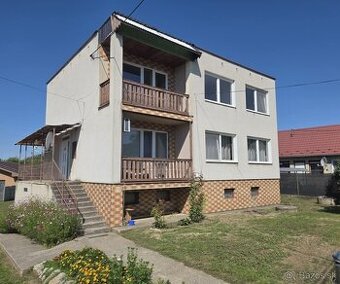 Predáme rodinný dom s pekným pozemkom v Kamenici nad Hronom.