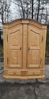 Celomasivna policová skriňa