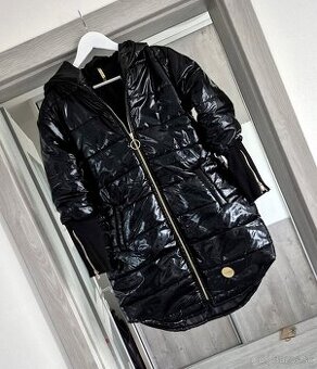 Lesklá bunda s dlhými úpletovými patentmi v.L