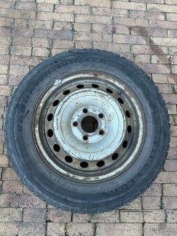 Predám 2 ks pneumatík 205/65 R16C a disk Vivaro, Trafic