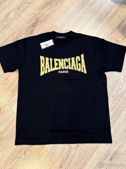 Balenciaga tricko.