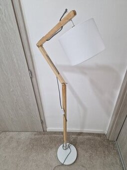 Stojacia lampa
