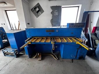 Tabuľové elektrické nožnice na delenie plechu.