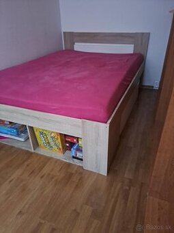 Posteľ s matracom a nočnými stolíkmi