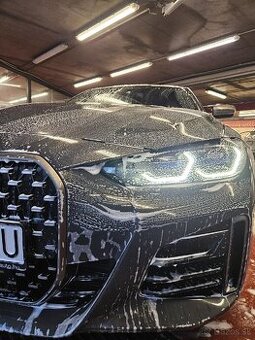 Pracovník ručnej autoumyvárne CARwellness v OC Mlyny Nitra