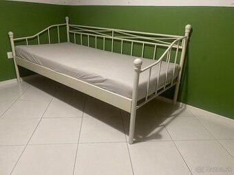 Biela kovová posteľ