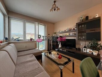 SLNEČNÝ 2-IZBOVÝ BYT S VEĽKÝM BALKÓNOM A SÚKROMNÝM DVOROM