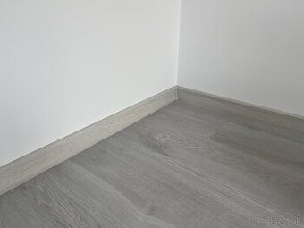 Laminatová podlaha a lišty