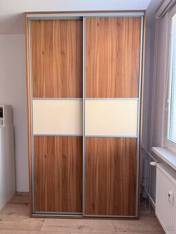 Rezervovane - Predám vstavanú skriňu