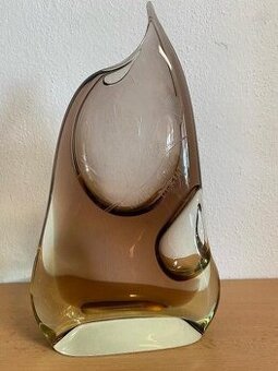 Váza z hutného skla.