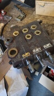 Trojsekčný hydraulický rozdeľovač