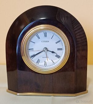 Stolové hodiny Citizen z lesteného dreva