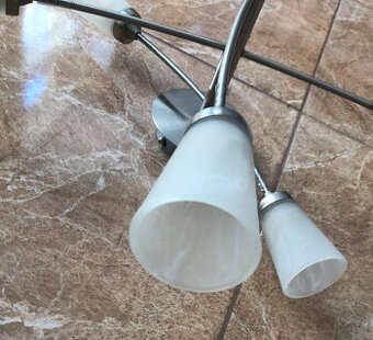 Predám troj ramenné svietidlo.