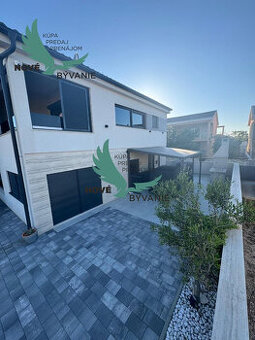 Exkluzívne zariadená novostavba domu s výhľadom na more v Ch