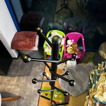 Predám kovový čierny vešiak na šaty