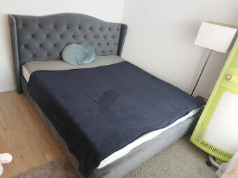 čalúnená manželská posteľ