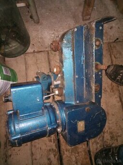 Podávac na spodnú frezu