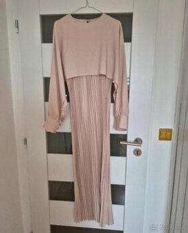 šaty s plysovanou sukňou