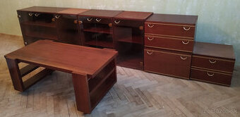 STARÝ NÁBYTOK (vitríny, komoda) + STOLÍK