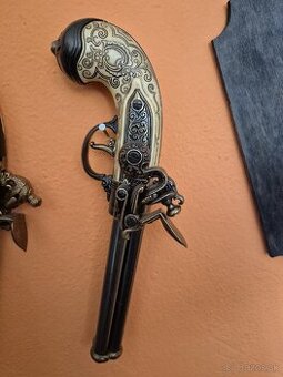 Repliky kresadlovych pištolí