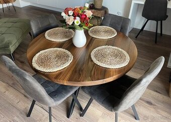 okrúhly jedálenský stôl