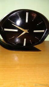 Dizajnové bakelitové hodiny