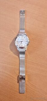 Festina hodinky jasnej zlatej farby