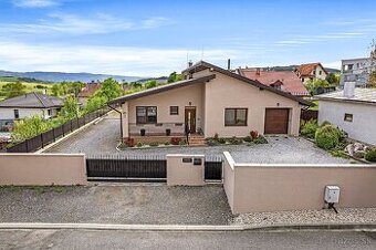 Priestranná novostavba rodinného domu s pozemkom