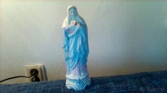 stará porcelánová soška Panny Márie...